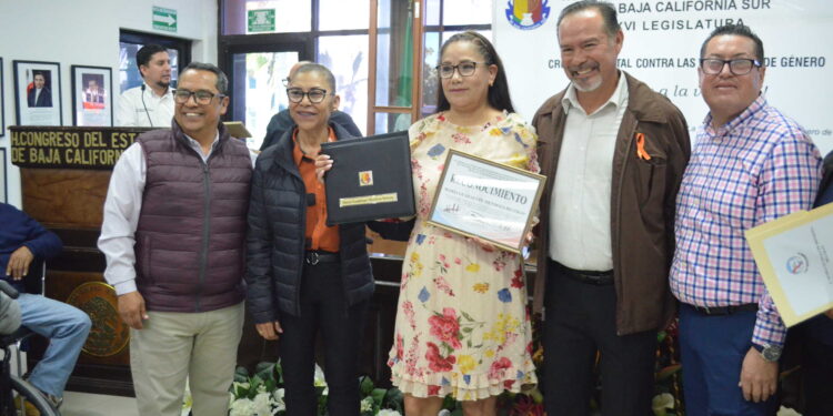 Reconoce Congreso 33 y 22 años de servicio de trabajadores