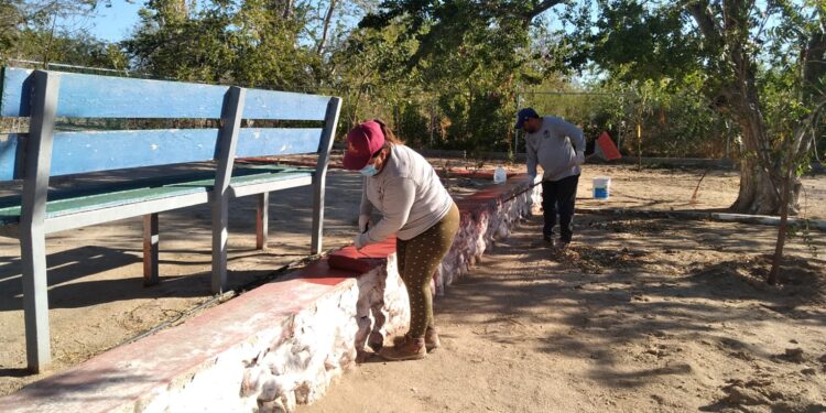 Realiza Servicios Públicos limpieza y pintado de parque y cancha en Ejido Melitón Albañez