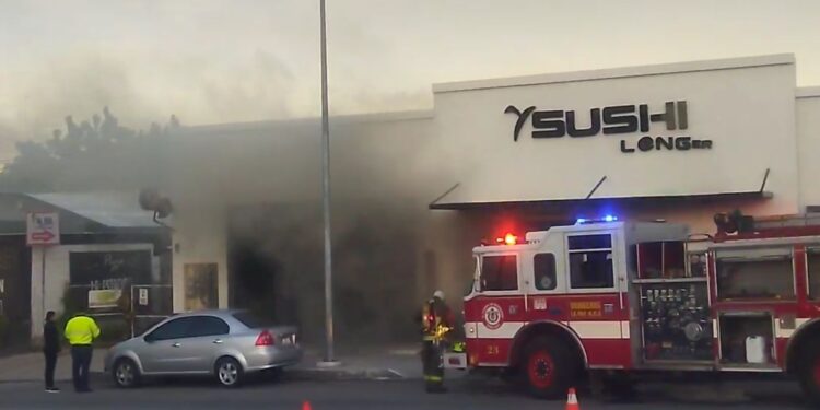 Se incendia Sushi Longer ubicado en Forjadores entre Oaxaca y Jalisco