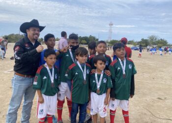 Cumple Ricardo Velázquez con la zona rural de La Paz; entregó uniformes a equipos de fútbol