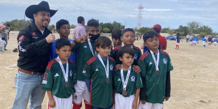 Cumple Ricardo Velázquez con la zona rural de La Paz; entregó uniformes a equipos de fútbol