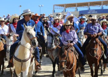 Fervor, tradición y color se aúnan en la cabalgata de las Fiestas de San José del Cabo; el recorrido fue encabezado por el alcalde Oscar Leggs Castro