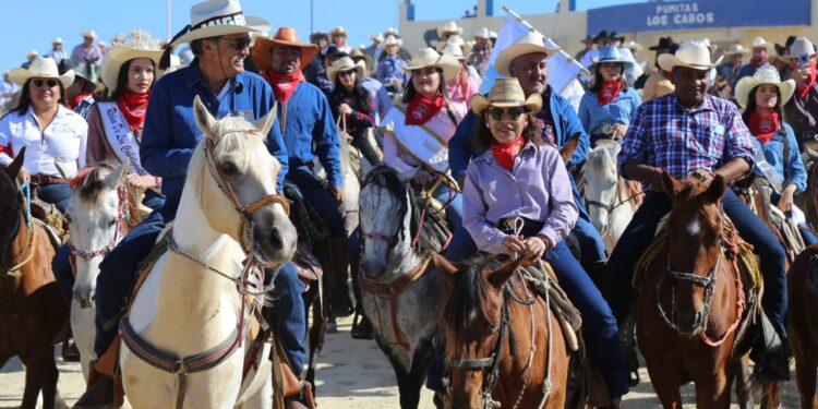 Fervor, tradición y color se aúnan en la cabalgata de las Fiestas de San José del Cabo; el recorrido fue encabezado por el alcalde Oscar Leggs Castro
