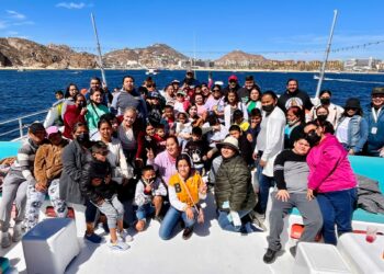 30 niñas, niños y jóvenes con discapacidad disfrutaron por primera vez del avistamiento de ballenas en la Bahía de Cabo San Lucas