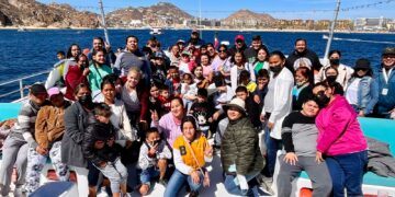 30 niñas, niños y jóvenes con discapacidad disfrutaron por primera vez del avistamiento de ballenas en la Bahía de Cabo San Lucas