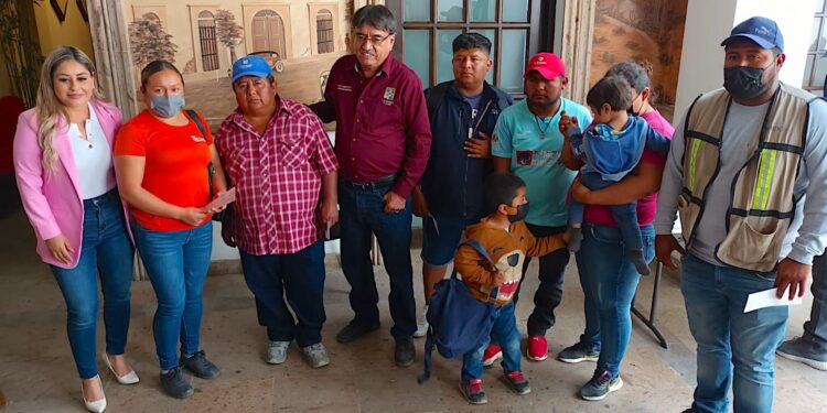 Servir con gran sentido humano es prioridad del alcalde Oscar Leggs Castro; entrega apoyos a las familias afectadas por el incendio en la colonia Ejidal en SJC