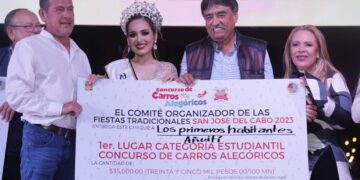 Concurso de Carros Alegóricos invade de alegría y color las calles del Centro de San José del Cabo