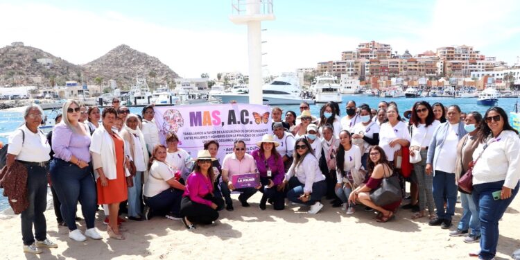 XIV Ayuntamiento de Los Cabos y Ola de Ayuda A.C. colaboran para ofrecer un paseo a mujeres por la Bahía de CSL