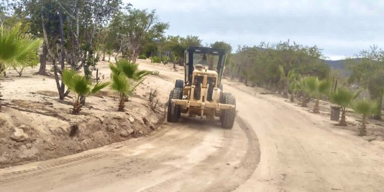 Equipo de Servicios Públicos continúa dando mantenimiento a los caminos de la zona rural de CSL