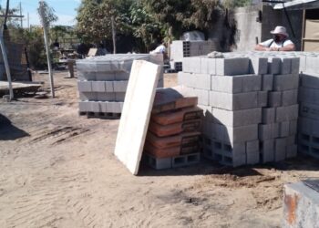 Gobierno con sentido humano entrega material para la construcción de 6 viviendas que fueron afectadas tras un incendio