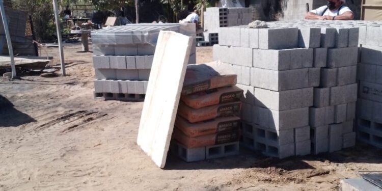 Gobierno con sentido humano entrega material para la construcción de 6 viviendas que fueron afectadas tras un incendio