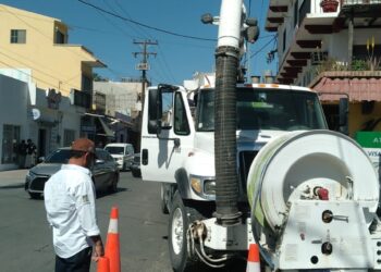 Para mejorar la red de drenaje en el Centro de Cabo San Lucas, OOMSAPAS Los Cabos clausura pozo de visita