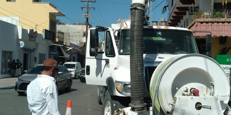 Para mejorar la red de drenaje en el Centro de Cabo San Lucas, OOMSAPAS Los Cabos clausura pozo de visita