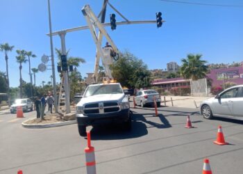 Seguridad Pública Reubica el semáforo del bulevar Teniente José Antonio Mijares a la zona del aeropuerto