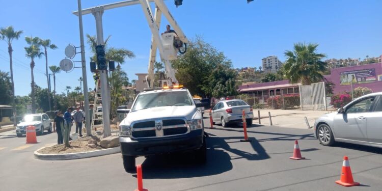 Seguridad Pública Reubica el semáforo del bulevar Teniente José Antonio Mijares a la zona del aeropuerto