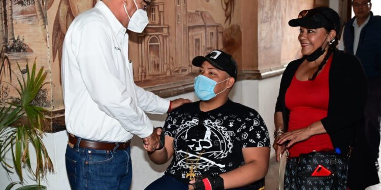 Entrega Dirección de Atención Ciudadana silla especial de ruedas a joven en Los Cabos