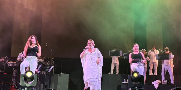 Con gran éxito Margarita la Diosa de la Cumbia puso al público a bailar y cantar en las Fiestas Tradicionales San José del Cabo 2023