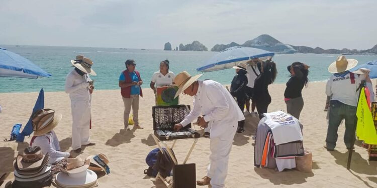 Promueve Zofemat Los Cabos acciones sobre concientización ambiental entre vendedores ambulantes en zonas de playa