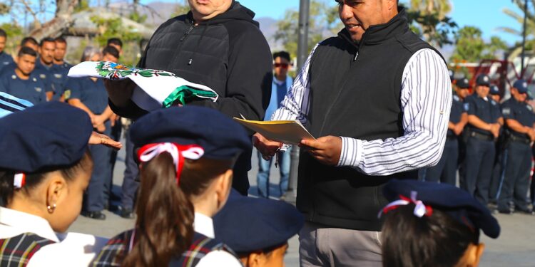 Con gran fervor concluyen los abanderamientos a instituciones educativas de Los Cabos