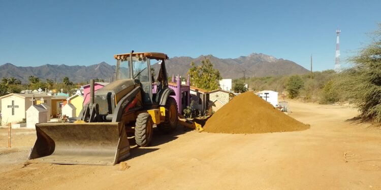 Continúa Servicios Públicos trabajos de limpieza y rehabilitación en vialidades de la zona rural