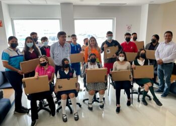 A favor de la educación, el alcalde Oscar Leggs Castro hizo entrega de 14 computadoras a estudiantes de Los Cabos