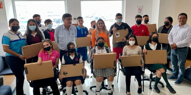 A favor de la educación, el alcalde Oscar Leggs Castro hizo entrega de 14 computadoras a estudiantes de Los Cabos