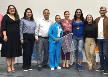 Asisten más de 800 personas a la conferencia de Kenya Cuevas