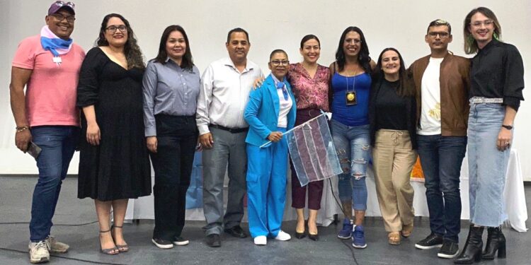 Asisten más de 800 personas a la conferencia de Kenya Cuevas