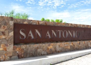Avanza instalación de postes para los paneles solares de los letreros de las Delegaciones