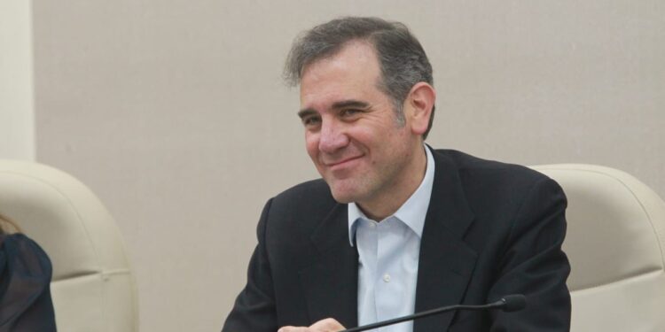 Llama Lorenzo Córdova a defender la democracia y no convertirse en cómplice de su erosión