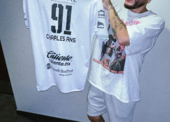 Charles Ans posó con el jersey de Club Atlético La Paz.