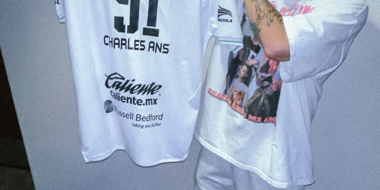 Charles Ans posó con el jersey de Club Atlético La Paz.