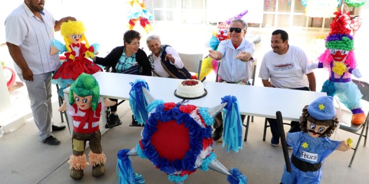 Clausuran con gran éxito el Taller de Piñatas tradicionales del DIF La Paz