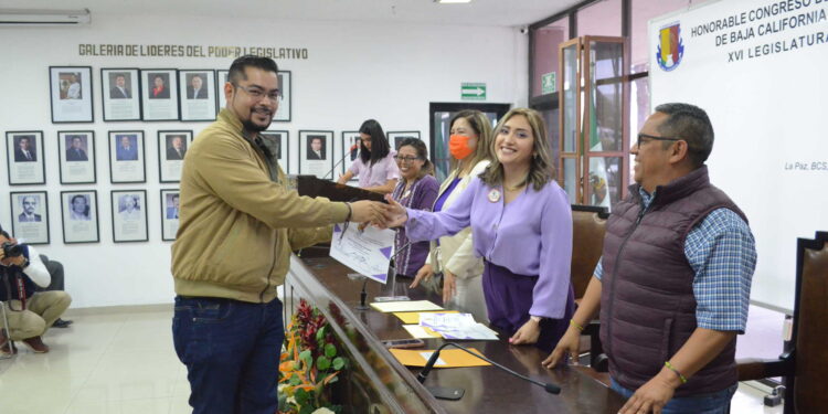 Reciben constancias de participación servidoras y servidores públicos del Congreso del Estado en materia de equidad e igualdad de género