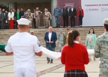Encabeza Gobernador Víctor Castro Cosío izamiento de Bandera