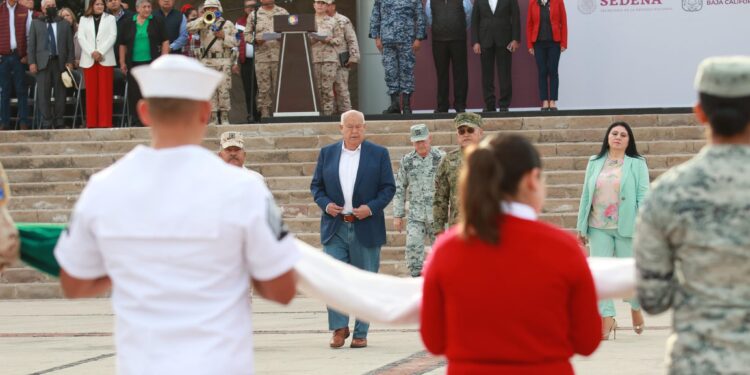 Encabeza Gobernador Víctor Castro Cosío izamiento de Bandera
