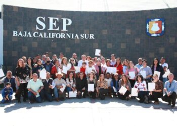 ENTREGA GOBERNADOR VCC, PLAZAS E INTERINATOS A TRABAJADORES DE LA EDUCACIÓN