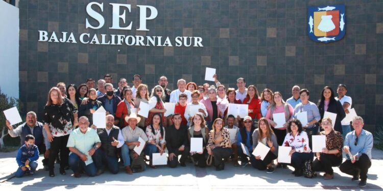 ENTREGA GOBERNADOR VCC, PLAZAS E INTERINATOS A TRABAJADORES DE LA EDUCACIÓN