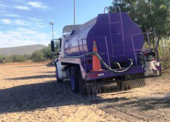 Utilizados 690 mil litros de agua tratada para regar accesos y bulevares en la ciudad