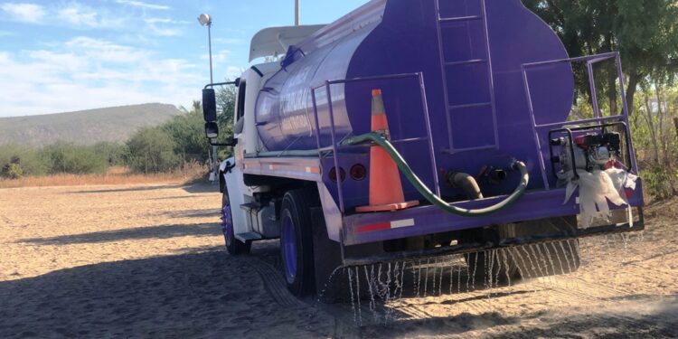 Utilizados 690 mil litros de agua tratada para regar accesos y bulevares en la ciudad