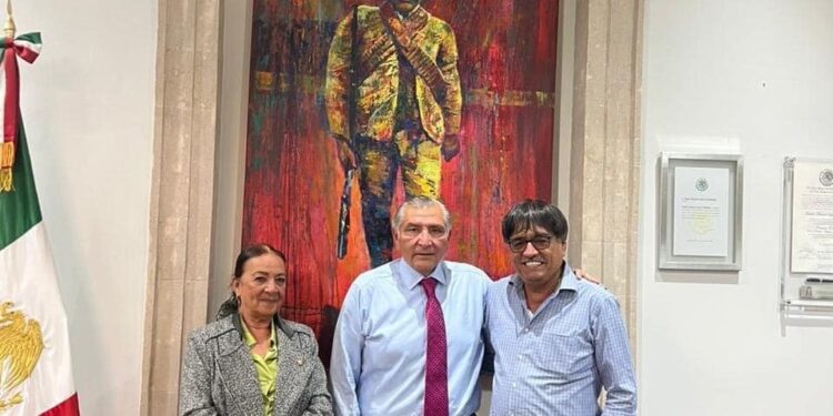 Nueva desaladora, tenencia de la tierra y avenida Nicolás Tamaral entre los temas tratados por el alcalde Oscar Leggs en la SEGOB