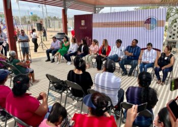 Familias de la colonia Leonardo Gastélum se benefician con apoyos asistenciales otorgados por el alcalde Oscar Leggs Castro