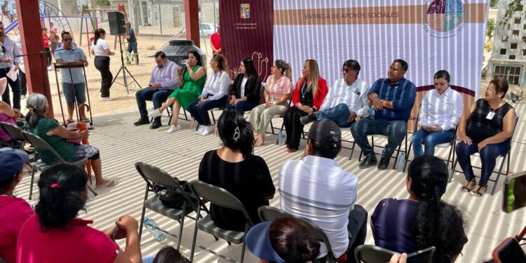 Familias de la colonia Leonardo Gastélum se benefician con apoyos asistenciales otorgados por el alcalde Oscar Leggs Castro