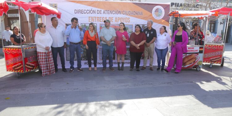 Alcalde Oscar Leggs Castro consolida que el servir con sentido humano es prioridad para el XIV Ayuntamiento; entrega apoyos sociales a 13 familias