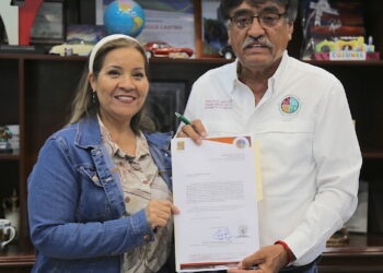Alcalde Oscar Leggs Castro entrega el nombramiento como encargada de la Secretaría Privada de Presidencia a Irene Román Salgado