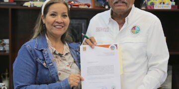 Alcalde Oscar Leggs Castro entrega el nombramiento como encargada de la Secretaría Privada de Presidencia a Irene Román Salgado