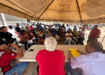 Equipo de Agua Potable de Los Cabos se reúne con vecinos de la colonia Valle del Cabo segunda etapa.