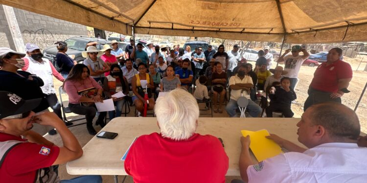 Equipo de Agua Potable de Los Cabos se reúne con vecinos de la colonia Valle del Cabo segunda etapa.