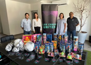 Continúa DIF Los Cabos recolectando juguetes para entregar el Día de la Niñez; recibe donativo del equipo del fútbol Los Cabos United&nbsp;