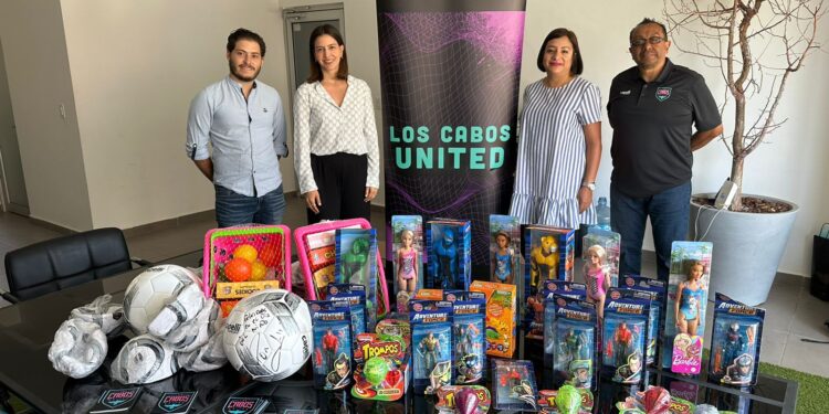 Continúa DIF Los Cabos recolectando juguetes para entregar el Día de la Niñez; recibe donativo del equipo del fútbol Los Cabos United&nbsp;